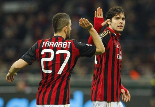 Il Milan gioca bene: cenno d'intesa tra Kakà e Taarabt. Reuters